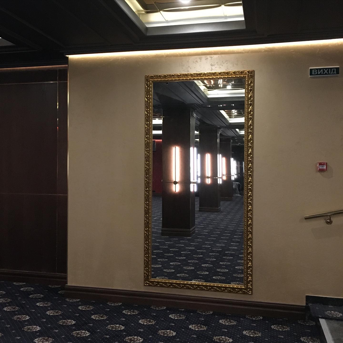Большое зеркало для ванной на заказ в багете из натурального дерева