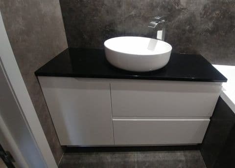 столешница из искусственного камня плюс умывальник на столешницу